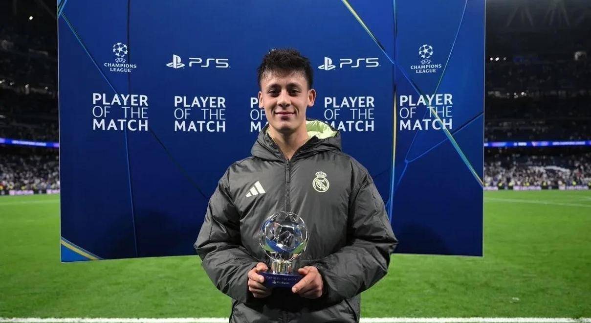 阿贾克斯球迷现场燃放视频